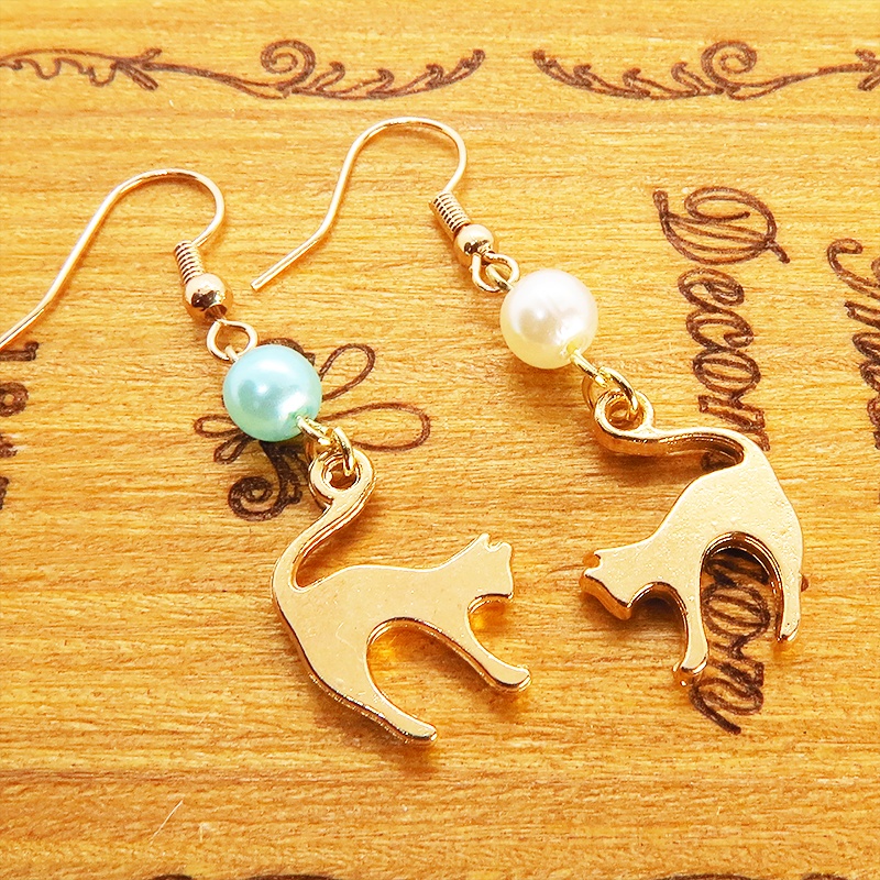マットゴールド 跳ね猫シルエットモチーフとパールビーズ(ホワイト・アクア)のピアス サージカル可