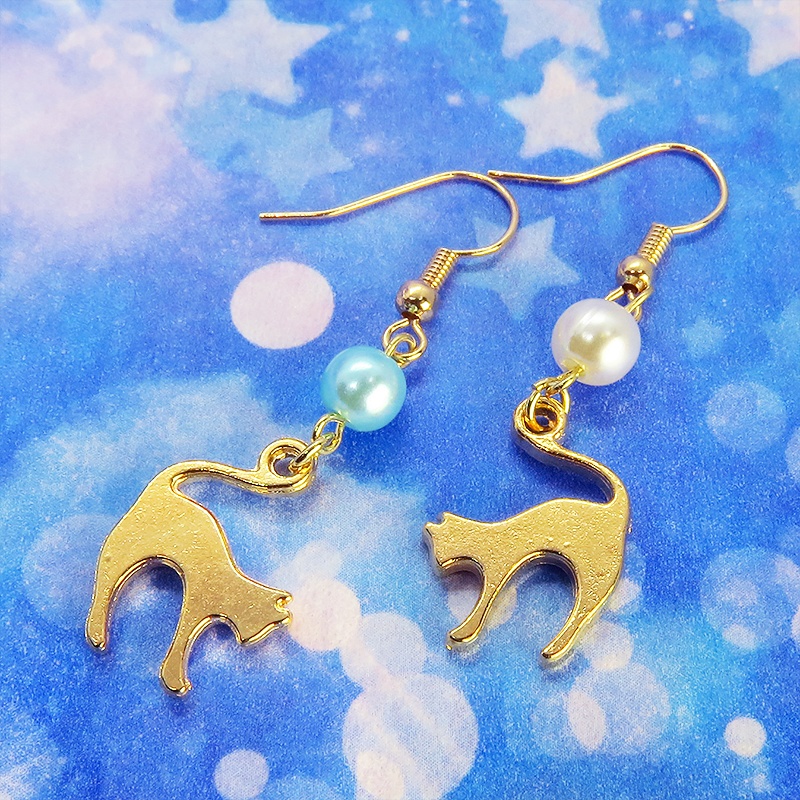 マットゴールド 跳ね猫シルエットモチーフとパールビーズ(ホワイト・アクア)のピアス サージカル可
