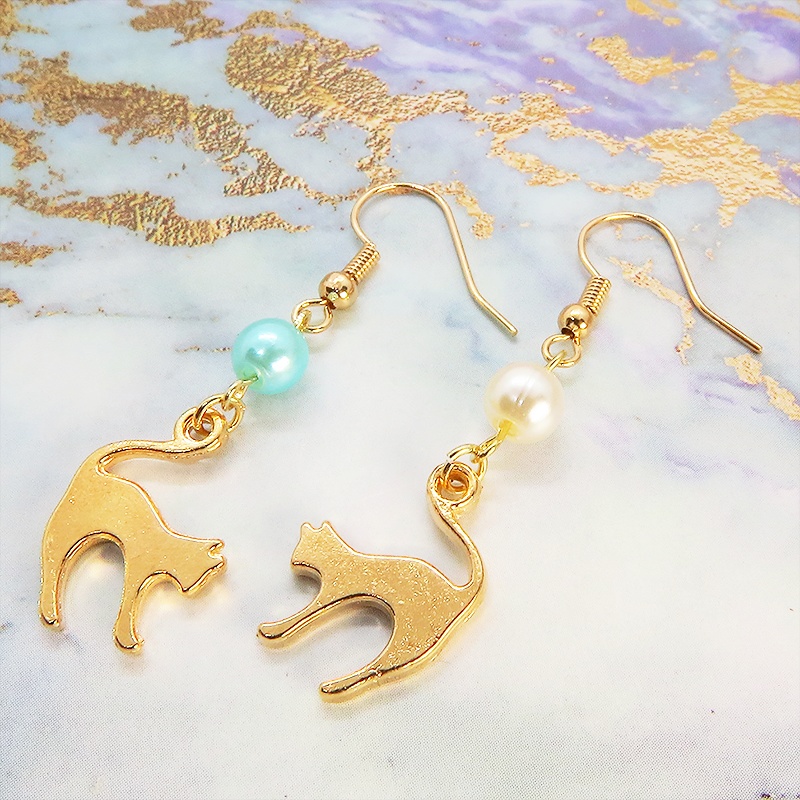 マットゴールド 跳ね猫シルエットモチーフとパールビーズ（ホワイト・アクア）のピアス サージカル可
