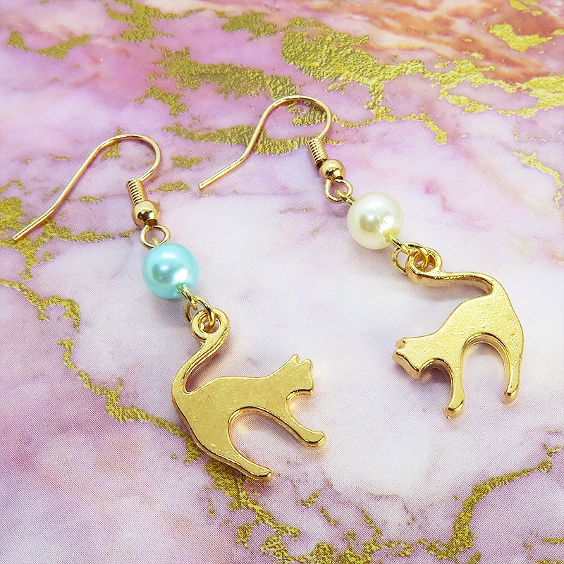 マットゴールド 跳ね猫シルエットモチーフとパールビーズ(ホワイト・アクア)のピアス サージカル可