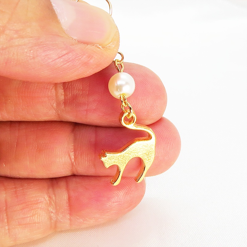 マットゴールド 跳ね猫シルエットモチーフとパールビーズ(ホワイト・アクア)のピアス サージカル可