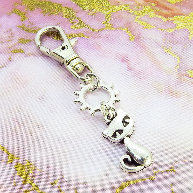 アンティークシルバー 猫と歯車のコンパクトなファスナーチャーム キーホルダー バッグチャーム スチームパンク風