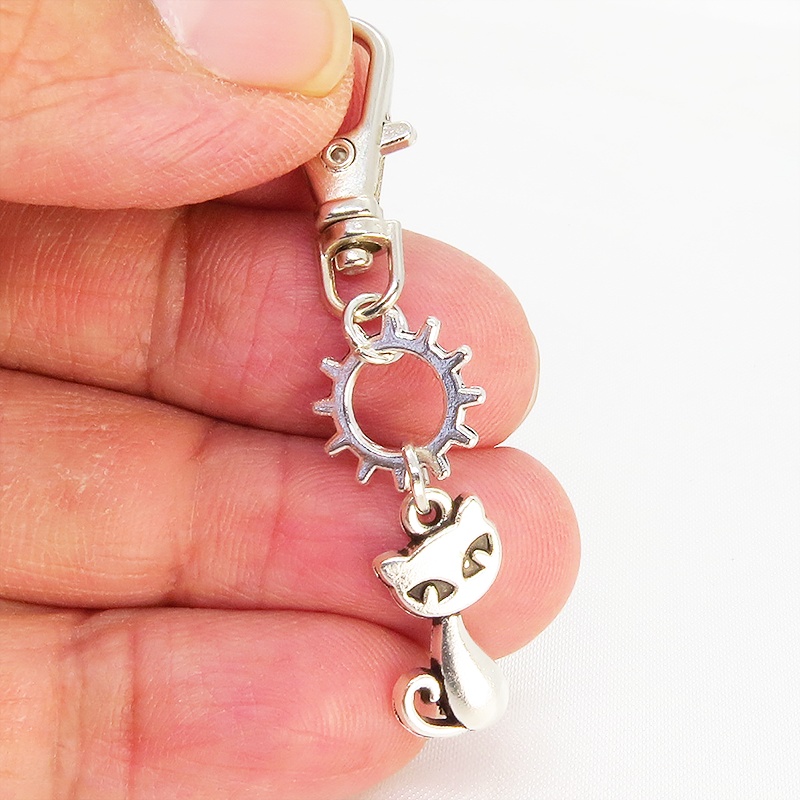 アンティークシルバー 猫と歯車のコンパクトなファスナーチャーム キーホルダー バッグチャーム スチームパンク風