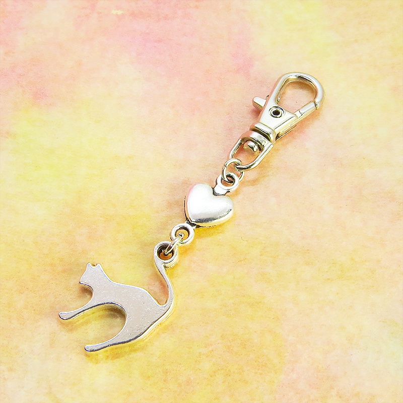 アンティークシルバー(銀古美色)の跳ね猫とハートの大人可愛いファスナーチャーム キーホルダー