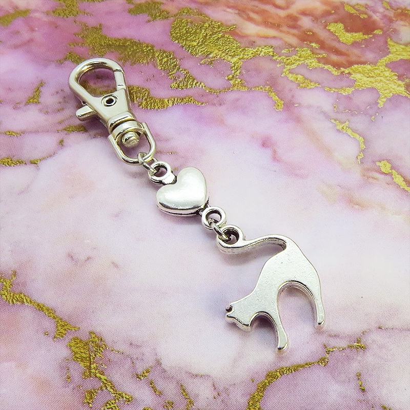 アンティークシルバー(銀古美色)の跳ね猫とハートの大人可愛いファスナーチャーム キーホルダー