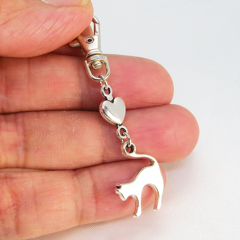 アンティークシルバー(銀古美色)の跳ね猫とハートの大人可愛いファスナーチャーム キーホルダー