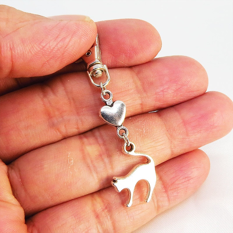 アンティークシルバー(銀古美色)の跳ね猫とハートの大人可愛いファスナーチャーム キーホルダー