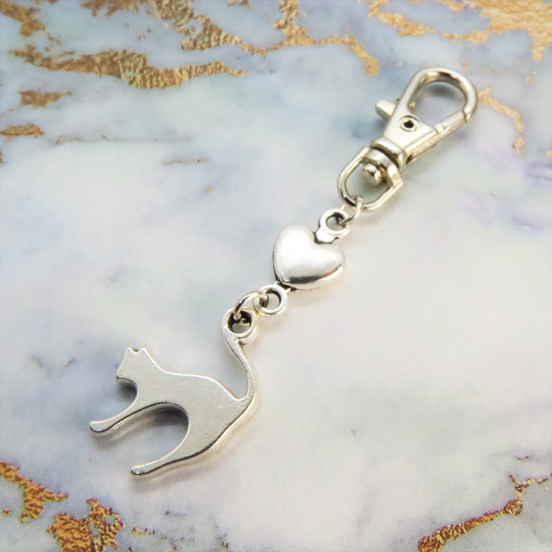 アンティークシルバー(銀古美色)の跳ね猫とハートの大人可愛いファスナーチャーム キーホルダー
