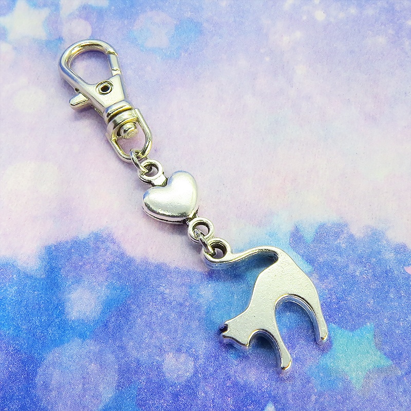 アンティークシルバー(銀古美色)の跳ね猫とハートの大人可愛いファスナーチャーム キーホルダー