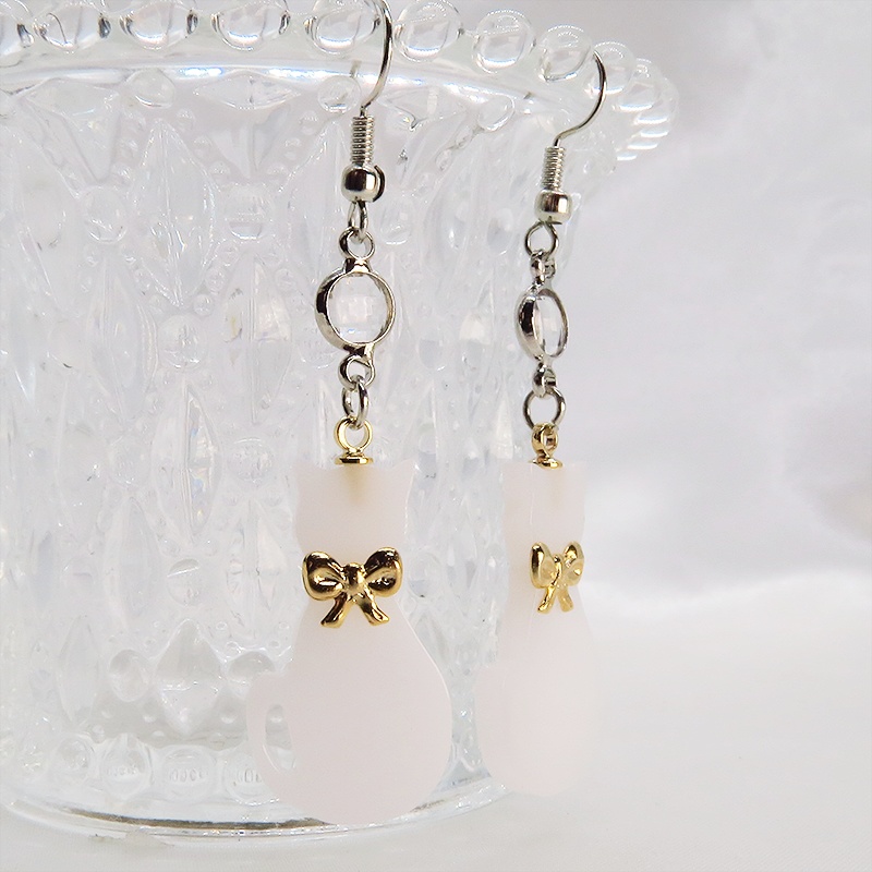 白猫シルエットモチーフとラインストーン(クリア)の大人可愛いピアス サージカル可