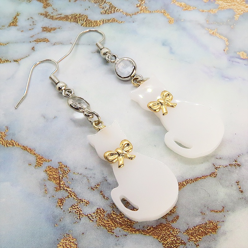 白猫シルエットモチーフとラインストーン(クリア)の大人可愛いピアス サージカル可