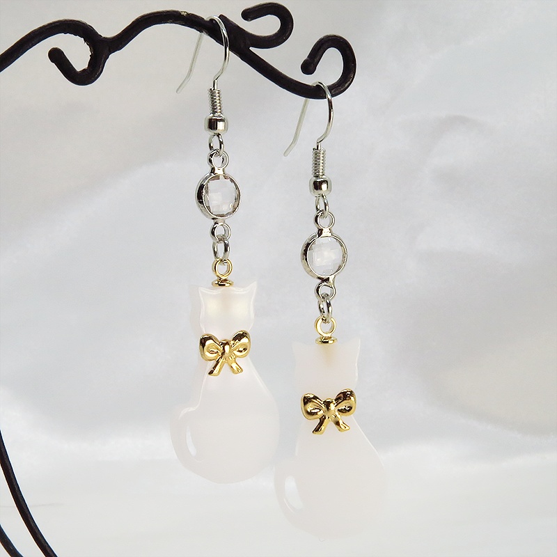 白猫シルエットモチーフとラインストーン(クリア)の大人可愛いピアス サージカル可