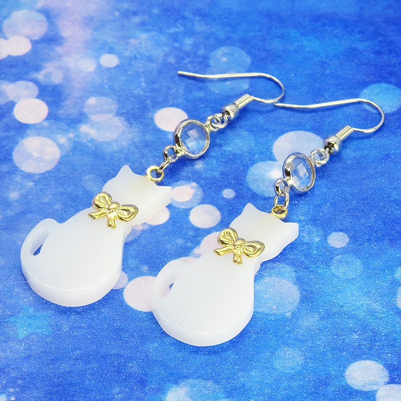 白猫シルエットモチーフとラインストーン(クリア)の大人可愛いピアス サージカル可