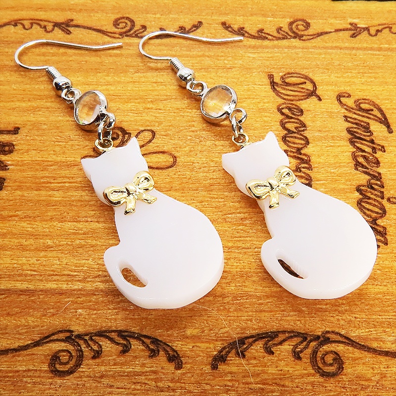 白猫シルエットモチーフとラインストーン(クリア)の大人可愛いピアス サージカル可