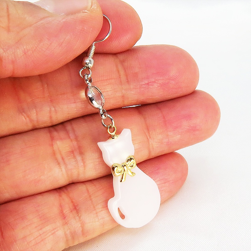 白猫シルエットモチーフとラインストーン(クリア)の大人可愛いピアス サージカル可