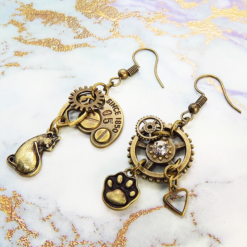 スチームパンク風アンティークカラーの猫と肉球と歯車のアシンメトリーピアス・イヤリング