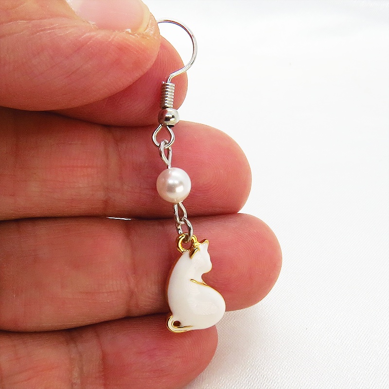 振り返りの白猫と肉球のアシンメトリーピアス・イヤリング スワロフスキーパール サージカル可