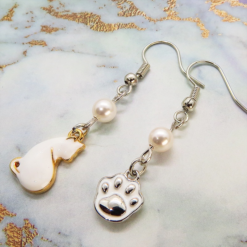 振り返りの白猫と肉球のアシンメトリーピアス・イヤリング スワロフスキーパール サージカル可