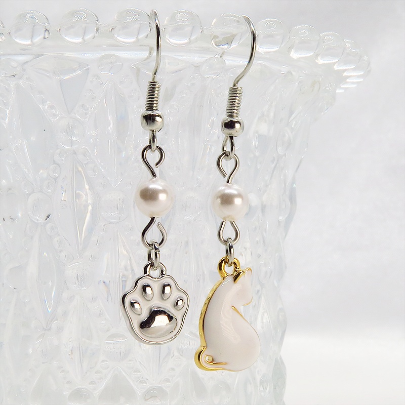 振り返りの白猫と肉球のアシンメトリーピアス・イヤリング スワロフスキーパール サージカル可