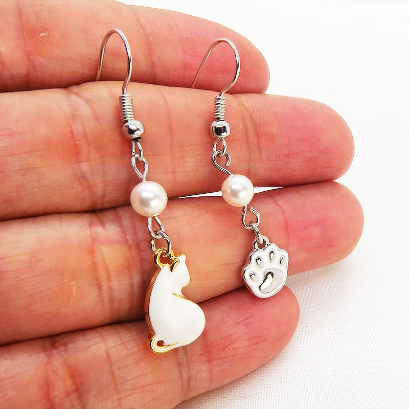 振り返りの白猫と肉球のアシンメトリーピアス・イヤリング スワロフスキーパール サージカル可