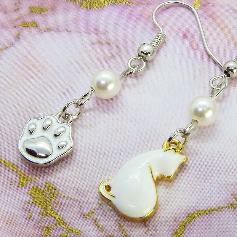 振り返りの白猫と肉球のアシンメトリーピアス・イヤリング スワロフスキーパール サージカル可