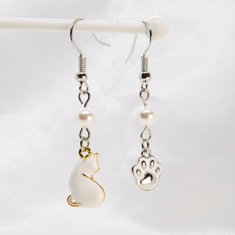 振り返りの白猫と肉球のアシンメトリーピアス・イヤリング スワロフスキーパール サージカル可