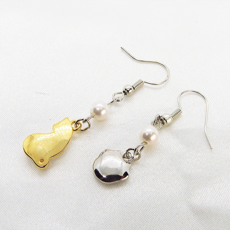 振り返りの白猫と肉球のアシンメトリーピアス・イヤリング スワロフスキーパール サージカル可