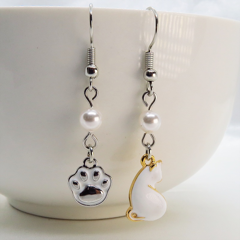 振り返りの白猫と肉球のアシンメトリーピアス・イヤリング スワロフスキーパール サージカル可