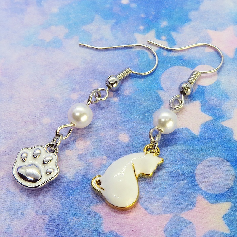 振り返りの白猫と肉球のアシンメトリーピアス・イヤリング スワロフスキーパール サージカル可