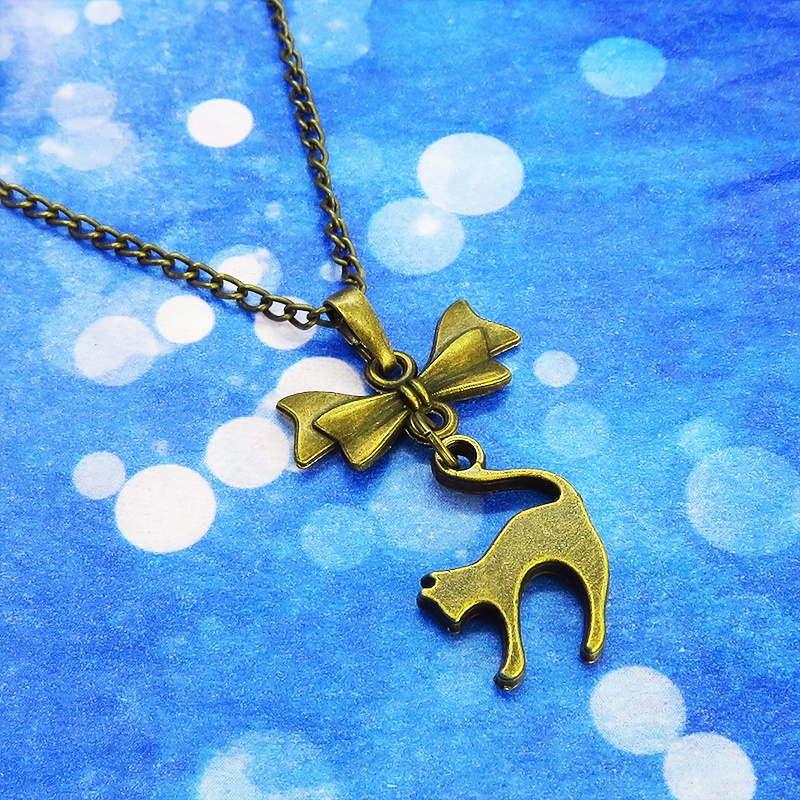 アンティークゴールド 跳ね猫とリボンのモチーフを組合せたコンパクトで大人可愛いネックレス 長さ変更可 アジャスター可