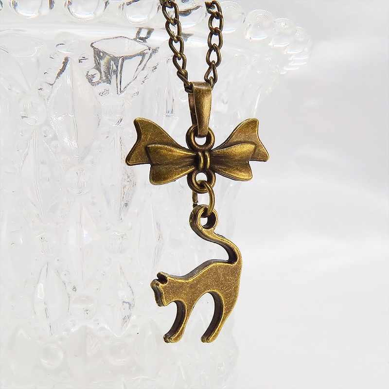 アンティークゴールド 跳ね猫とリボンのモチーフを組合せたコンパクトで大人可愛いネックレス 長さ変更可 アジャスター可