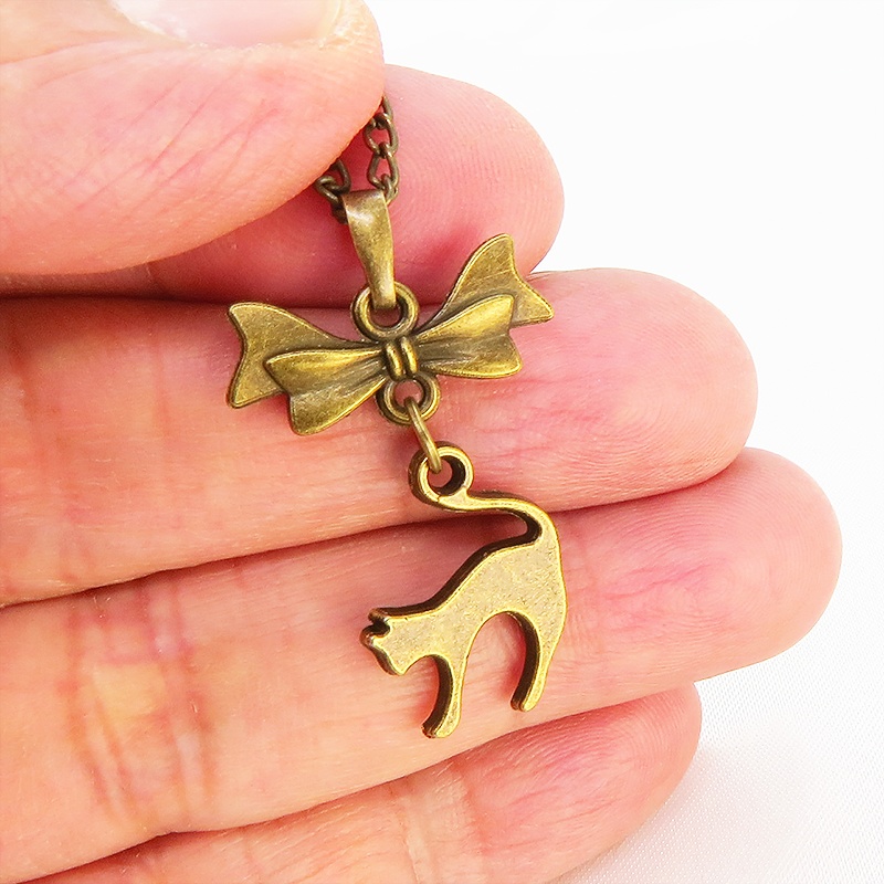 アンティークゴールド 跳ね猫とリボンのモチーフを組合せたコンパクトで大人可愛いネックレス 長さ変更可 アジャスター可