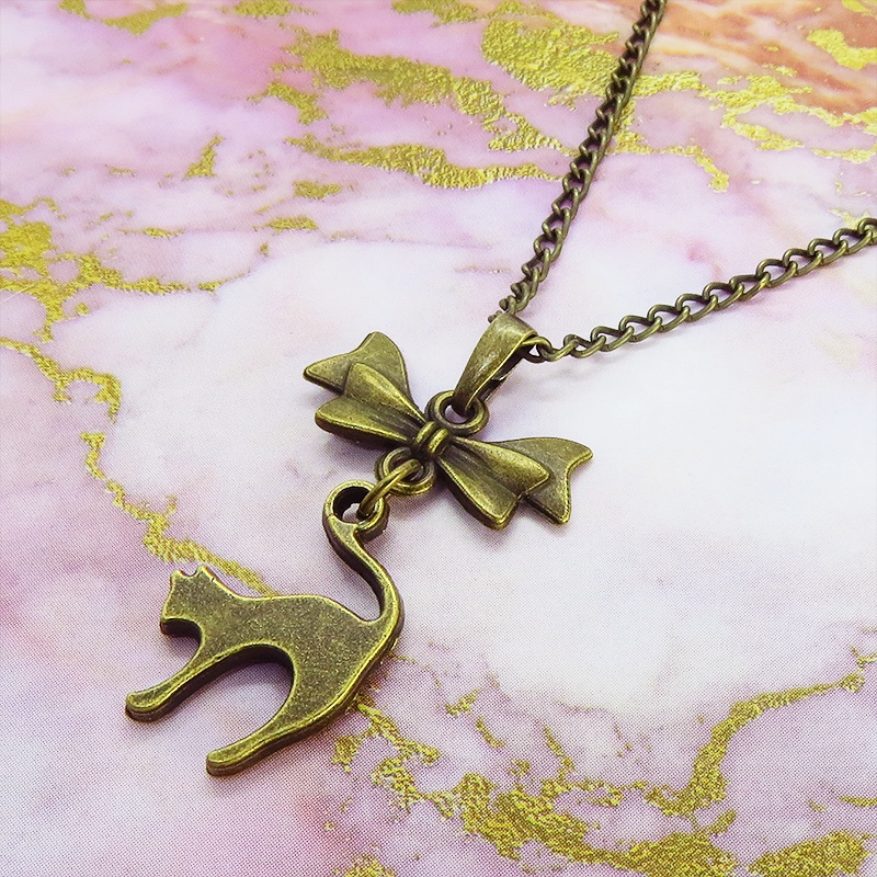 アンティークゴールド 跳ね猫とリボンのモチーフを組合せたコンパクトで大人可愛いネックレス 長さ変更可 アジャスター可
