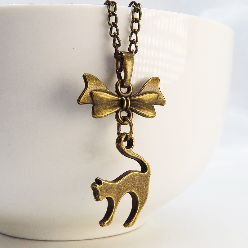 アンティークゴールド 跳ね猫とリボンのモチーフを組合せたコンパクトで大人可愛いネックレス 長さ変更可 アジャスター可