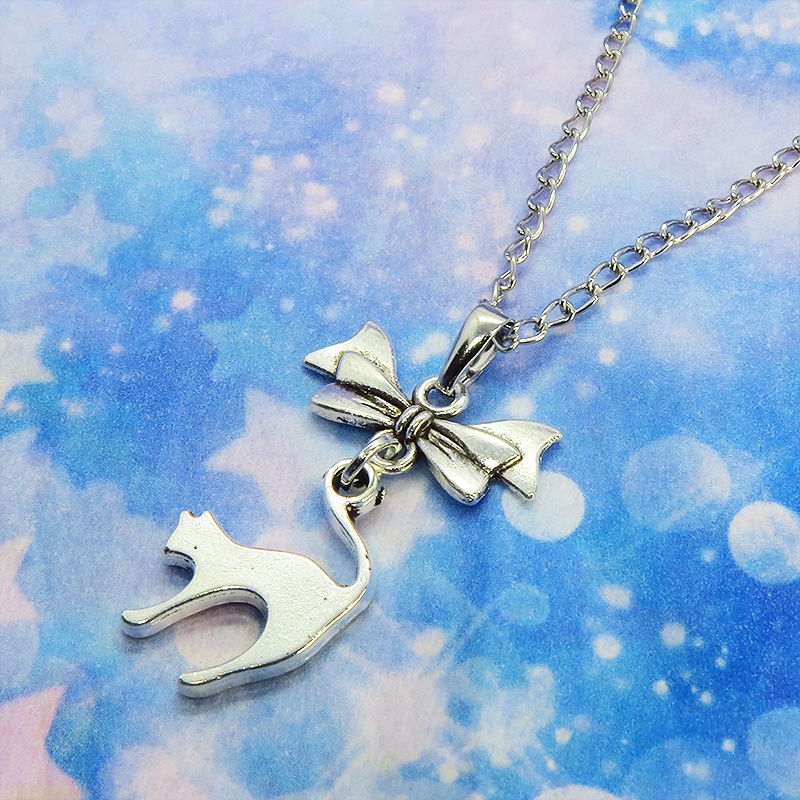 アンティークシルバー 跳ね猫とリボンのモチーフを組合せたコンパクトで大人可愛いネックレス 長さ変更可 アジャスター可