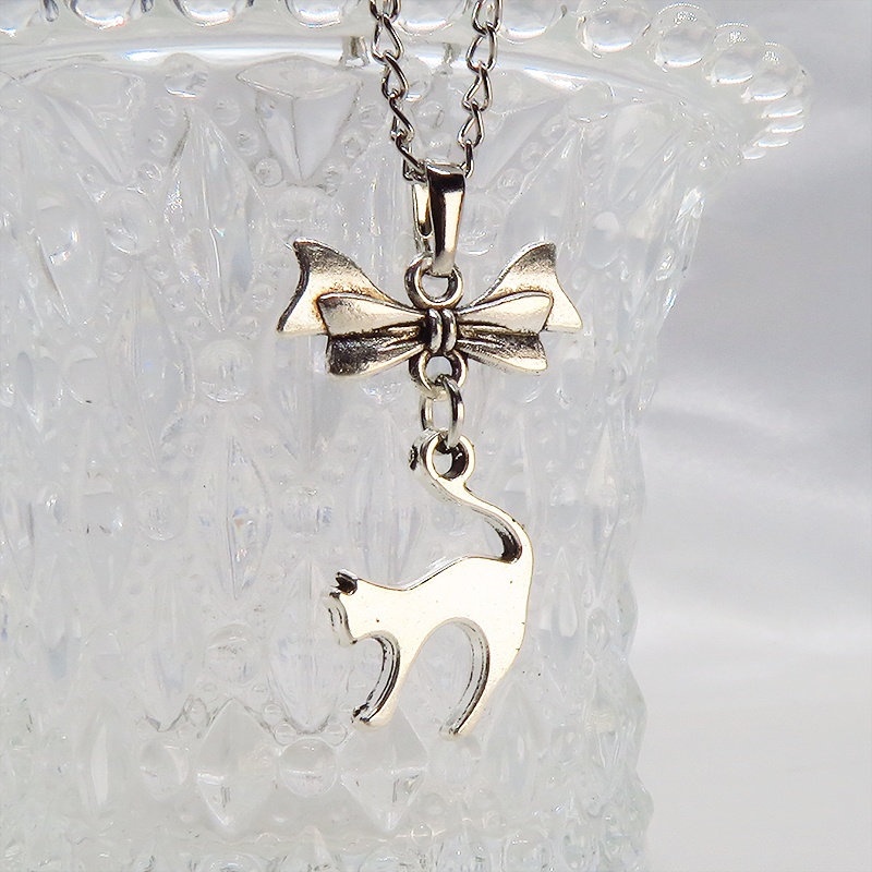 アンティークシルバー 跳ね猫とリボンのモチーフを組合せたコンパクトで大人可愛いネックレス 長さ変更可 アジャスター可