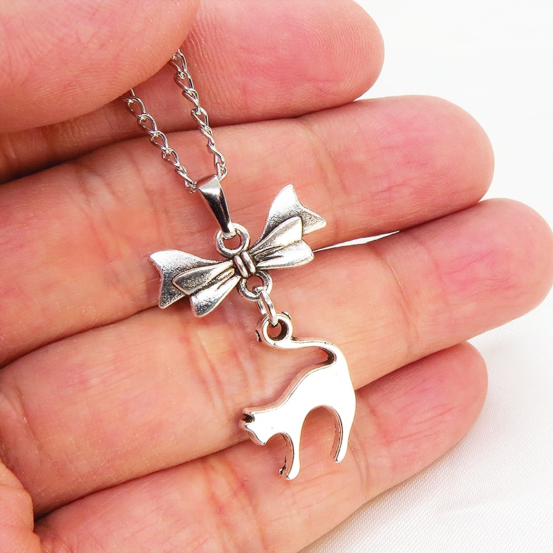 アンティークシルバー 跳ね猫とリボンのモチーフを組合せたコンパクトで大人可愛いネックレス 長さ変更可 アジャスター可