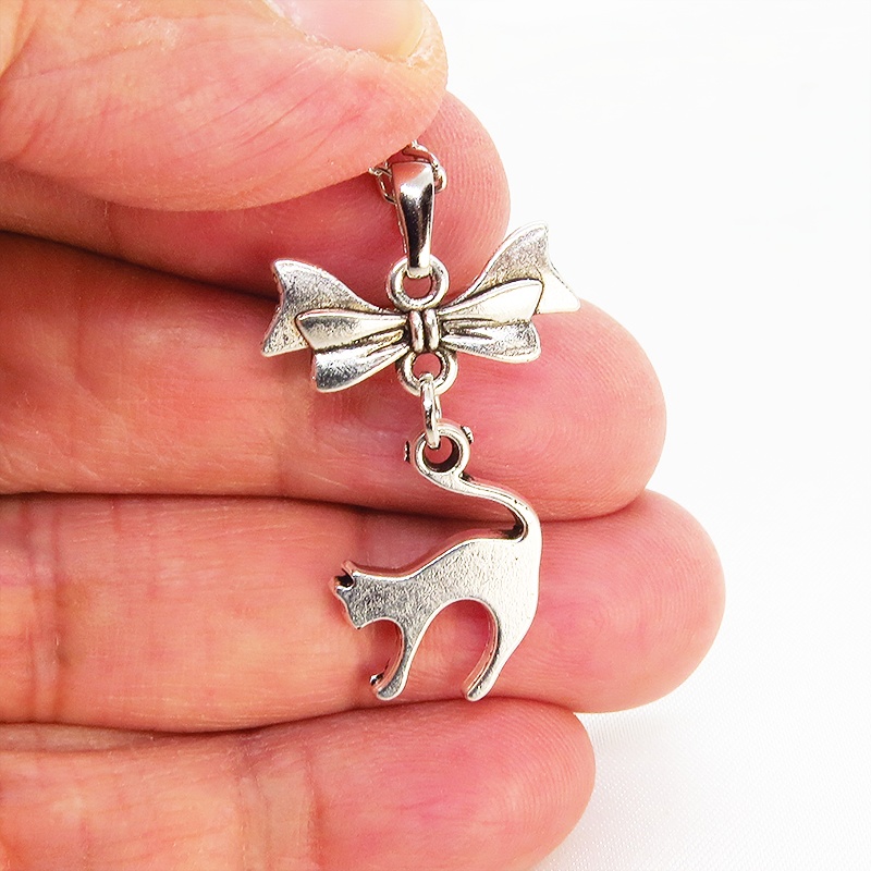 アンティークシルバー 跳ね猫とリボンのモチーフを組合せたコンパクトで大人可愛いネックレス 長さ変更可 アジャスター可