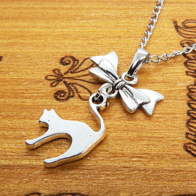 アンティークシルバー 跳ね猫とリボンのモチーフを組合せたコンパクトで大人可愛いネックレス 長さ変更可 アジャスター可