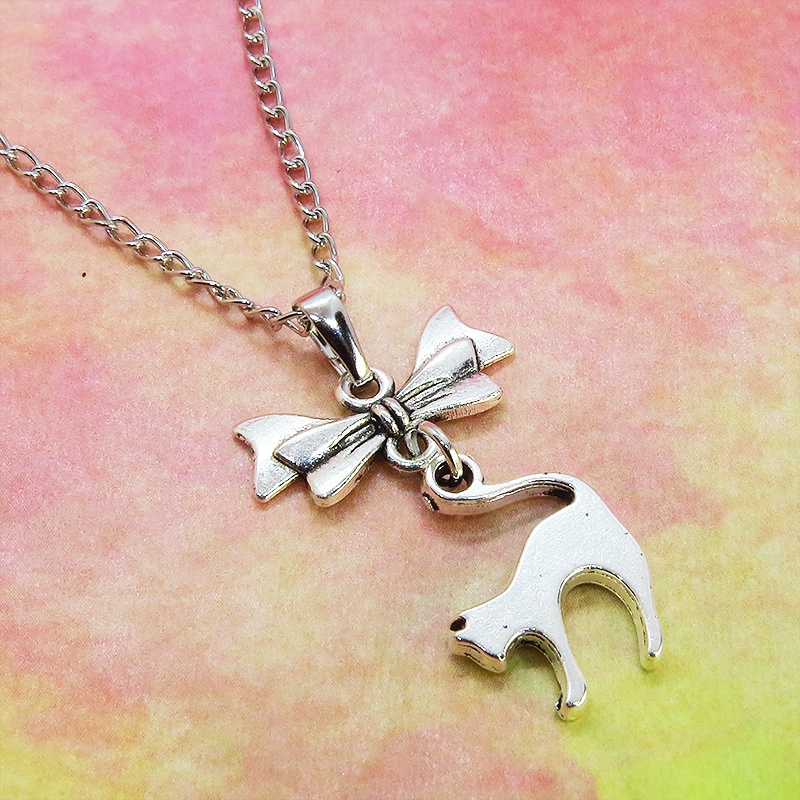 アンティークシルバー 跳ね猫とリボンのモチーフを組合せたコンパクトで大人可愛いネックレス 長さ変更可 アジャスター可