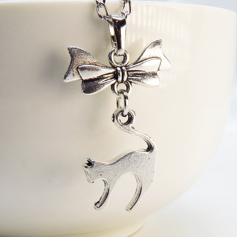 アンティークシルバー 跳ね猫とリボンのモチーフを組合せたコンパクトで大人可愛いネックレス 長さ変更可 アジャスター可