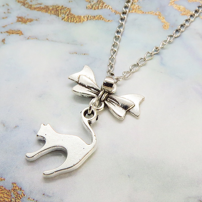アンティークシルバー 跳ね猫とリボンのモチーフを組合せたコンパクトで大人可愛いネックレス 長さ変更可 アジャスター可