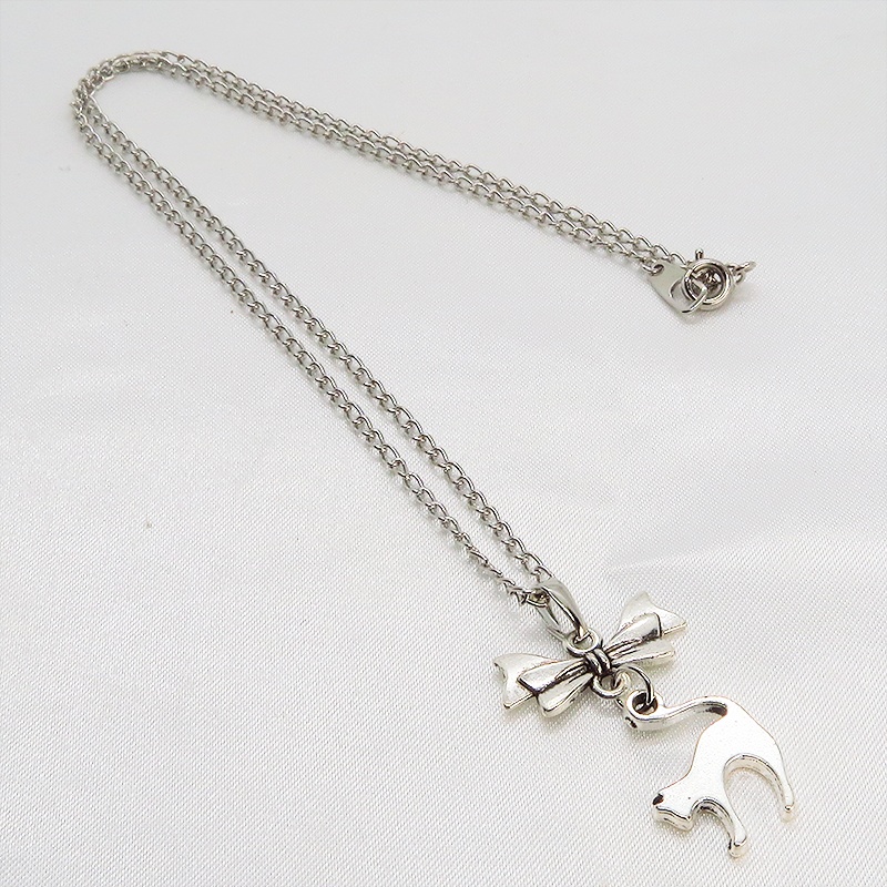 アンティークシルバー 跳ね猫とリボンのモチーフを組合せたコンパクトで大人可愛いネックレス 長さ変更可 アジャスター可