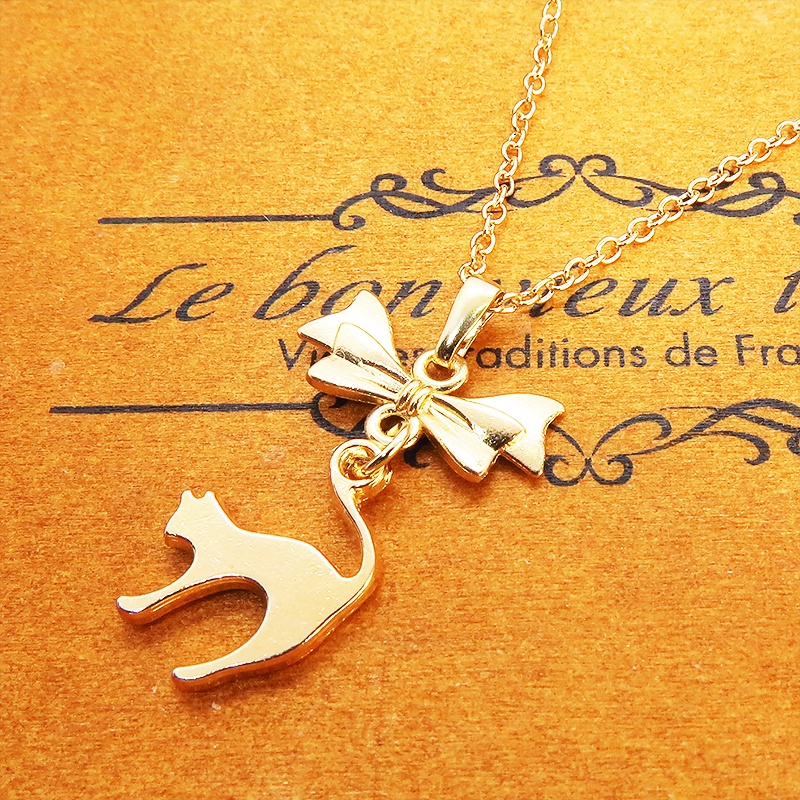 マットゴールド 跳ね猫とリボンのモチーフを組合せたコンパクトで大人可愛いネックレス 長さ変更可 アジャスター可