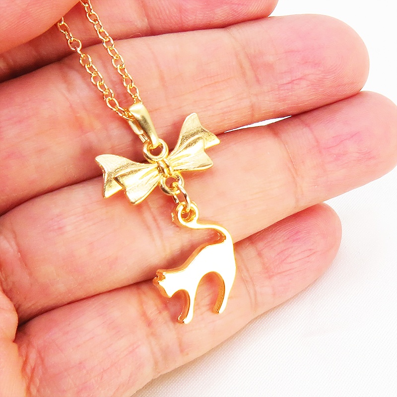 マットゴールド 跳ね猫とリボンのモチーフを組合せたコンパクトで大人可愛いネックレス 長さ変更可 アジャスター可