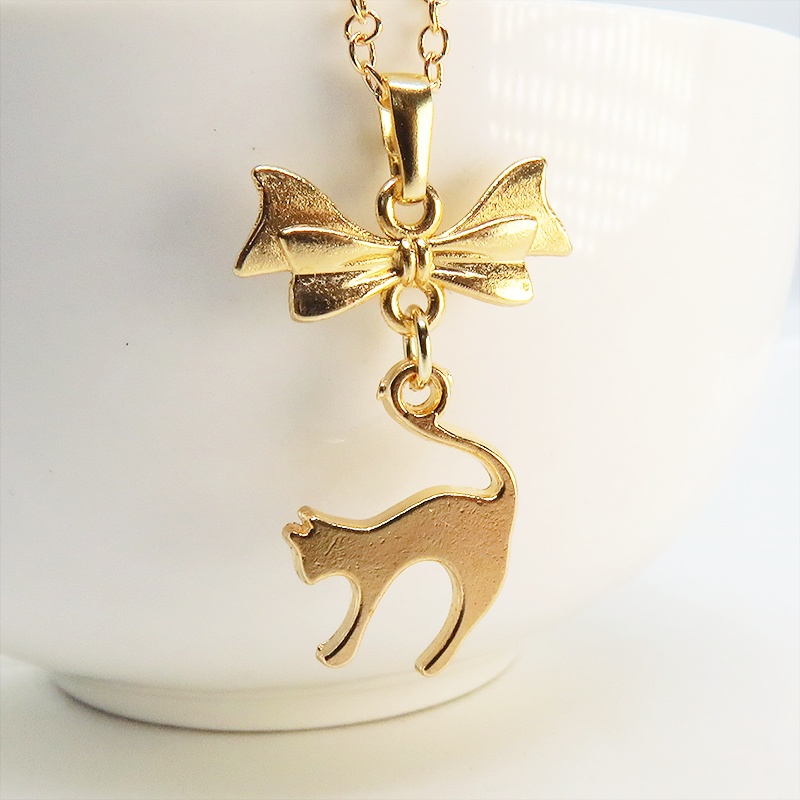 マットゴールド 跳ね猫とリボンのモチーフを組合せたコンパクトで大人可愛いネックレス 長さ変更可 アジャスター可