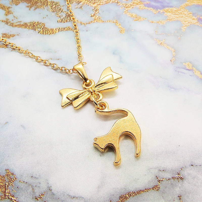 マットゴールド 跳ね猫とリボンのモチーフを組合せたコンパクトで大人可愛いネックレス 長さ変更可 アジャスター可