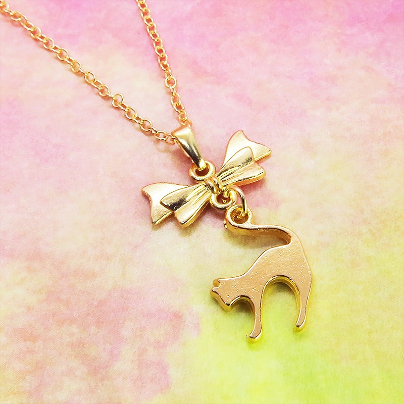 マットゴールド 跳ね猫とリボンのモチーフを組合せたコンパクトで大人可愛いネックレス 長さ変更可 アジャスター可