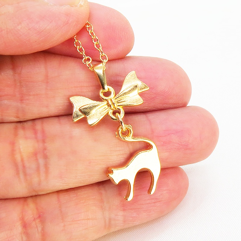 マットゴールド 跳ね猫とリボンのモチーフを組合せたコンパクトで大人可愛いネックレス 長さ変更可 アジャスター可