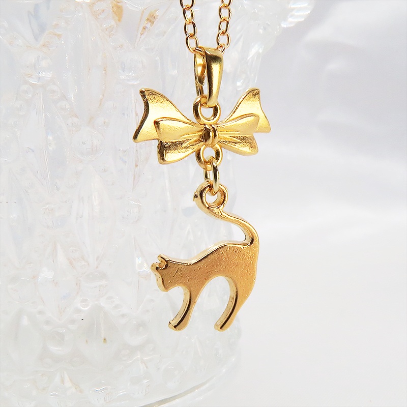 マットゴールド 跳ね猫とリボンのモチーフを組合せたコンパクトで大人可愛いネックレス 長さ変更可 アジャスター可